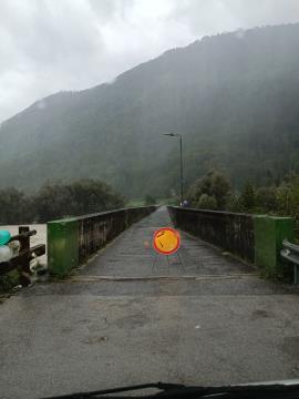 Narasla Soča_zaprt most na Volarjih 27.9.24 (Komunala Tolmin) (2)